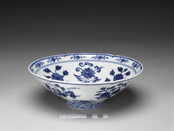 青花花果紋葵口碗