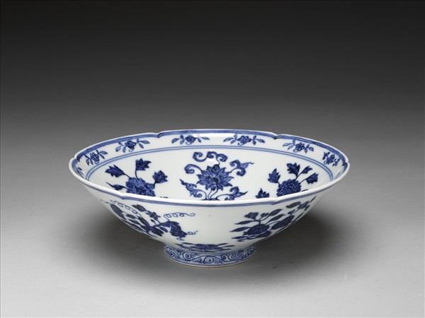 青花花果紋葵口碗