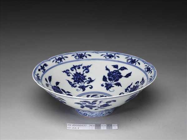青花花果紋葵口碗