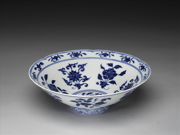 青花花果紋葵口碗