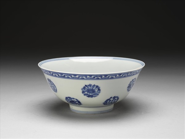 青花四季團花果紋碗