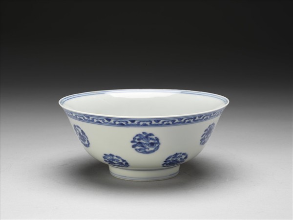 青花四季團花果紋碗