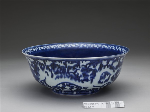 藍地白花穿花龍紋大碗