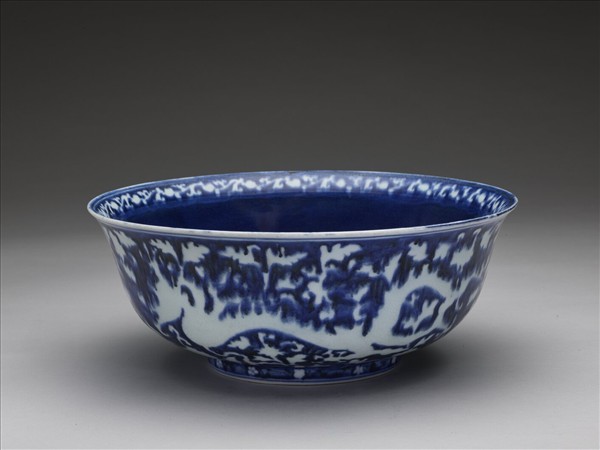 藍地白花穿花龍紋大碗