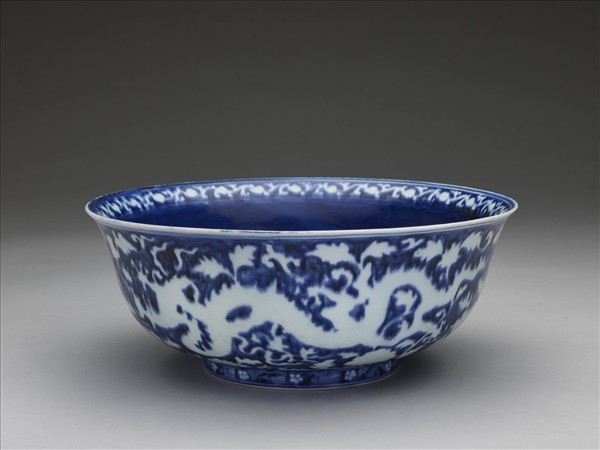 藍地白花穿花龍紋大碗