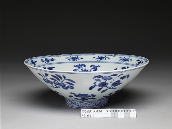 青花花果紋葵口碗