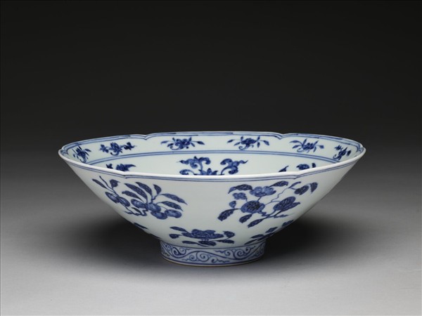青花花果紋葵口碗
