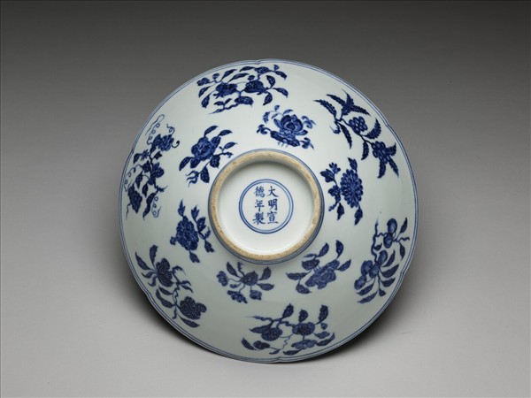 青花花果紋葵口碗