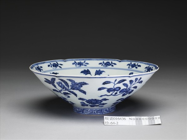 青花花果紋葵口碗