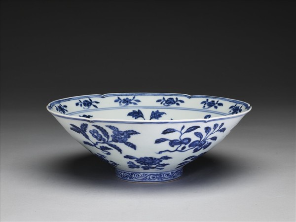 青花花果紋葵口碗