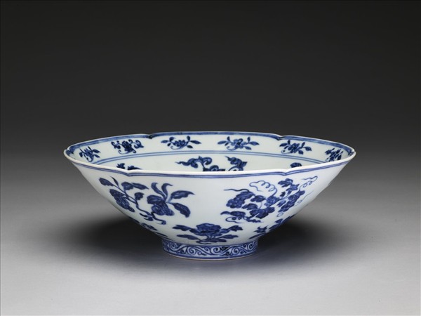 青花花果紋葵口碗