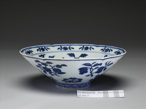青花花果紋葵口碗