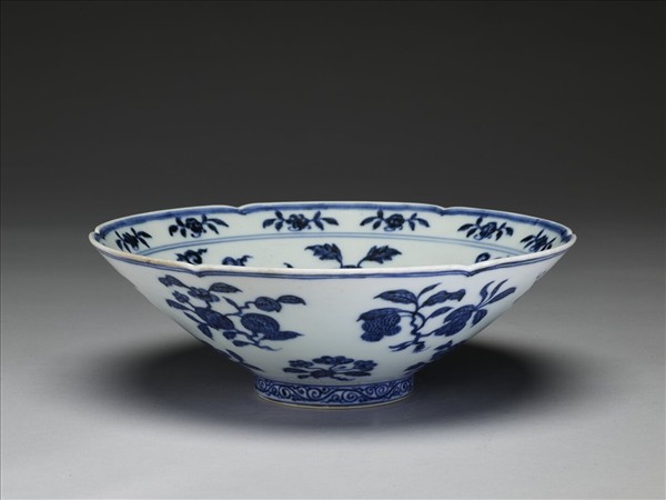 青花花果紋葵口碗
