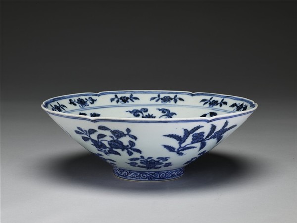 青花花果紋葵口碗