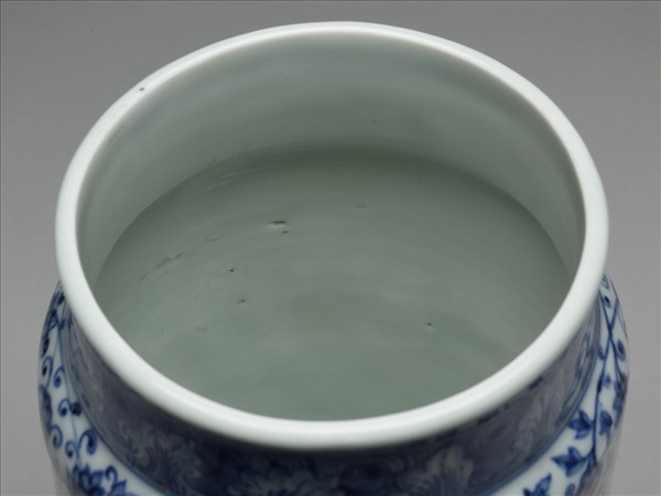 青花波濤番蓮紋蓋罐