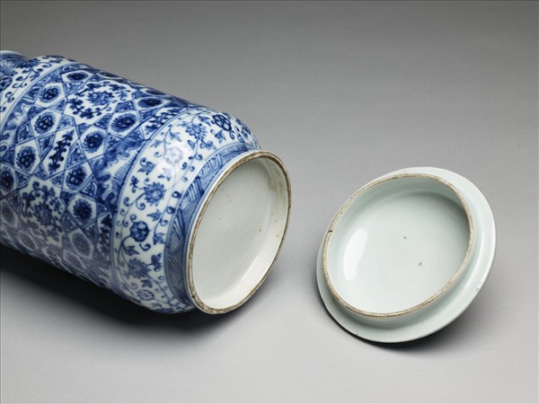 青花波濤番蓮紋蓋罐