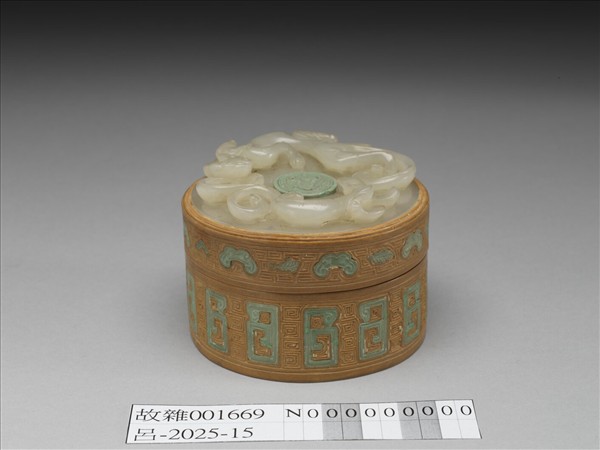 鑲玉雕刻竹盒