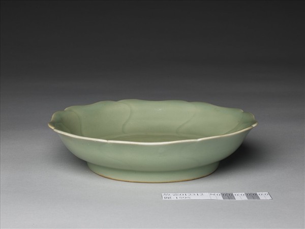 青瓷牡丹花式盤