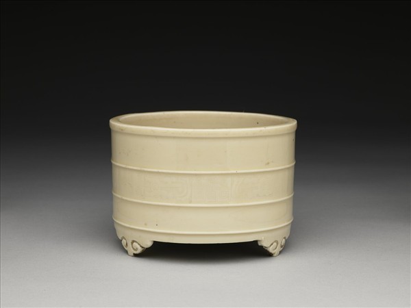 德化窯 牙白夔紋筒式三足爐