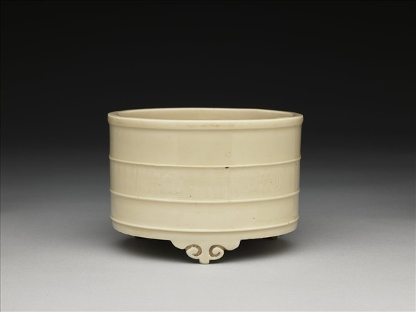 德化窯 牙白夔紋筒式三足爐