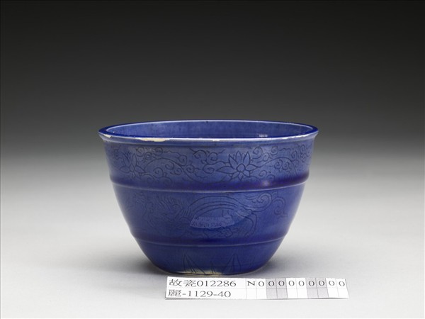 霽青獅子花卉紋缸