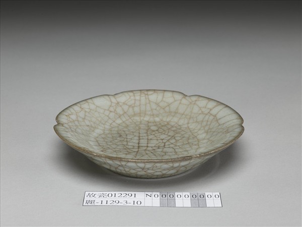 南宋官窯 青瓷葵口碟