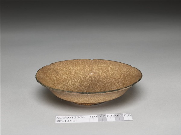 米黃釉葵花式折腰式碗