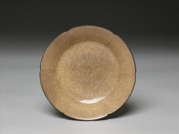 米黃釉葵花式折腰式碗