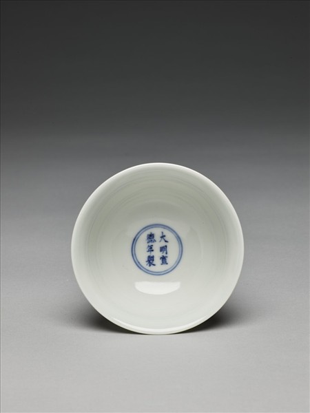 釉裡紅三魚紋高足杯