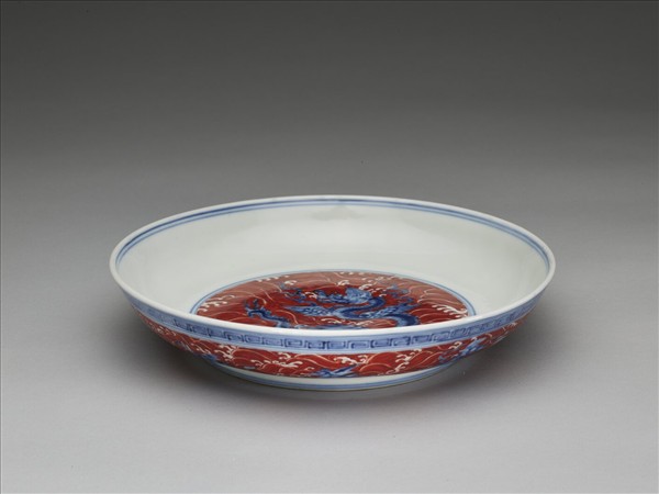 青花釉裡紅波濤海獸紋盤