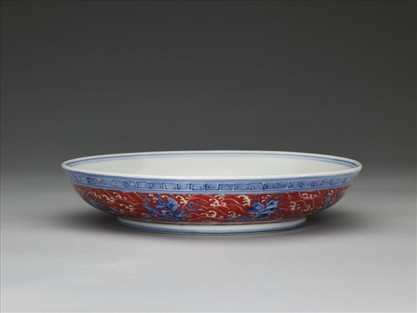 青花釉裡紅波濤海獸紋盤