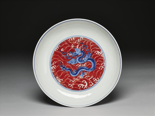 青花釉裡紅波濤海獸紋盤
