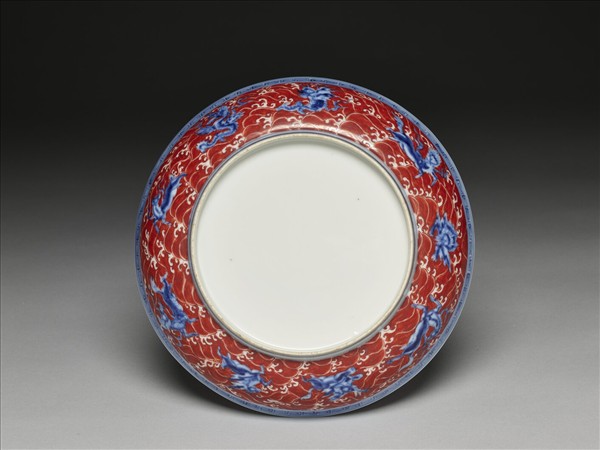 青花釉裡紅波濤海獸紋盤