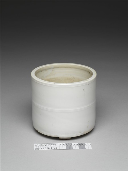 德化窯 白瓷弦紋三足爐