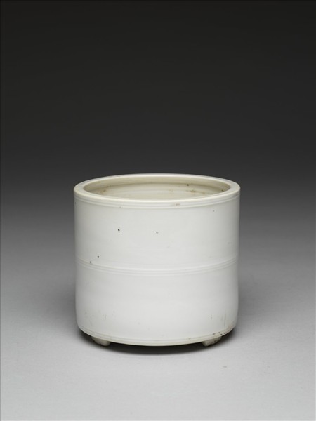 德化窯 白瓷弦紋三足爐