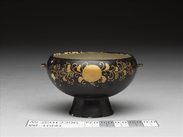 黑彩描金花卉紋雙耳高足杯