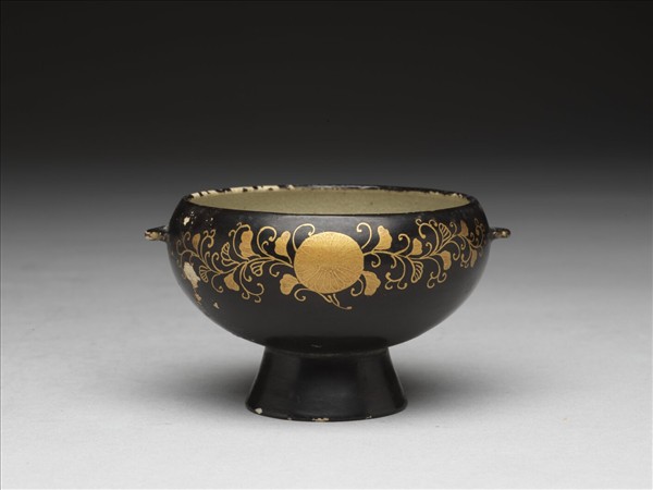 黑彩描金花卉紋雙耳高足杯