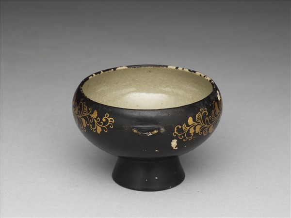 黑彩描金花卉紋雙耳高足杯