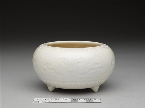 白瓷刻花夔鳳紋三足爐