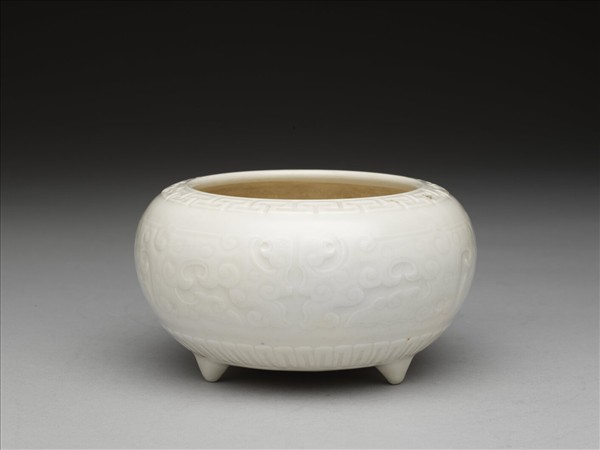 白瓷刻花夔鳳紋三足爐