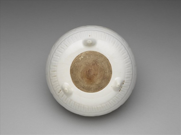 白瓷刻花夔鳳紋三足爐