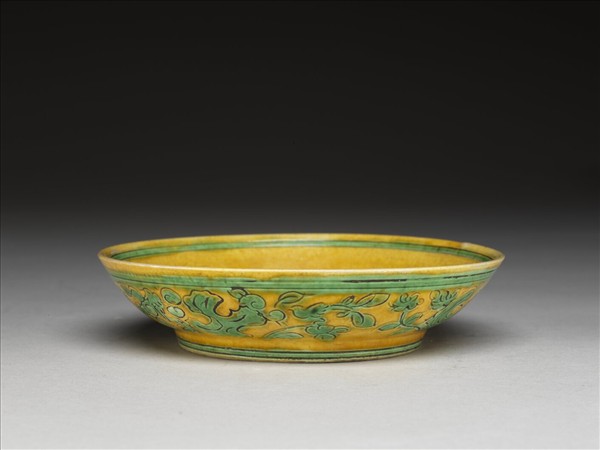 黃地綠彩雲龍壽字紋碟