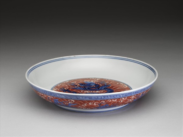 青花釉裡紅波濤海獸紋盤