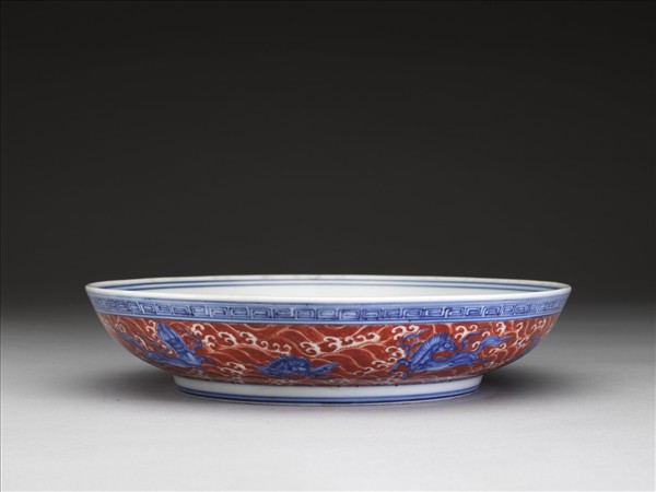 青花釉裡紅波濤海獸紋盤