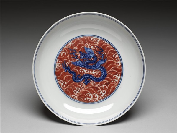 青花釉裡紅波濤海獸紋盤