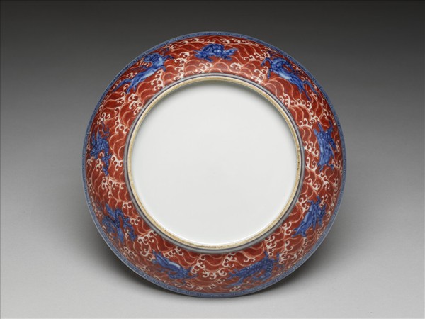 青花釉裡紅波濤海獸紋盤