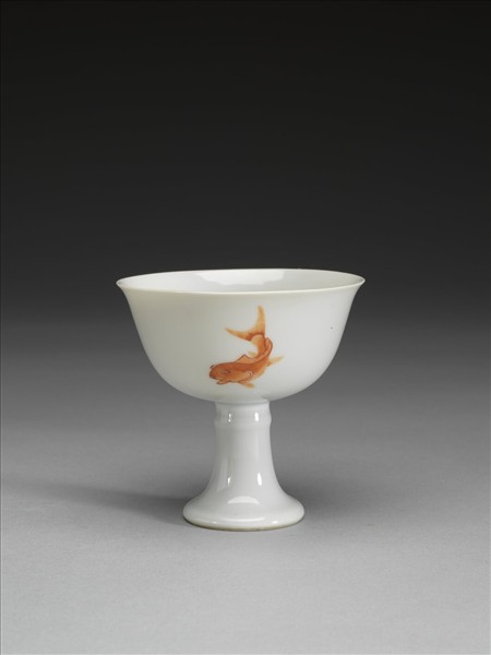 描紅三魚紋高足杯