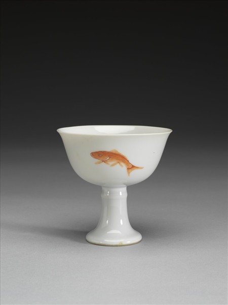 描紅三魚紋高足杯