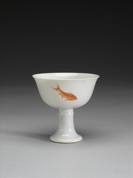 描紅三魚紋高足杯