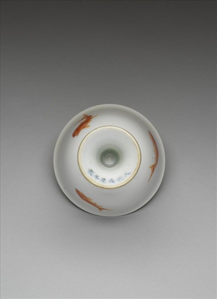 描紅三魚紋高足杯